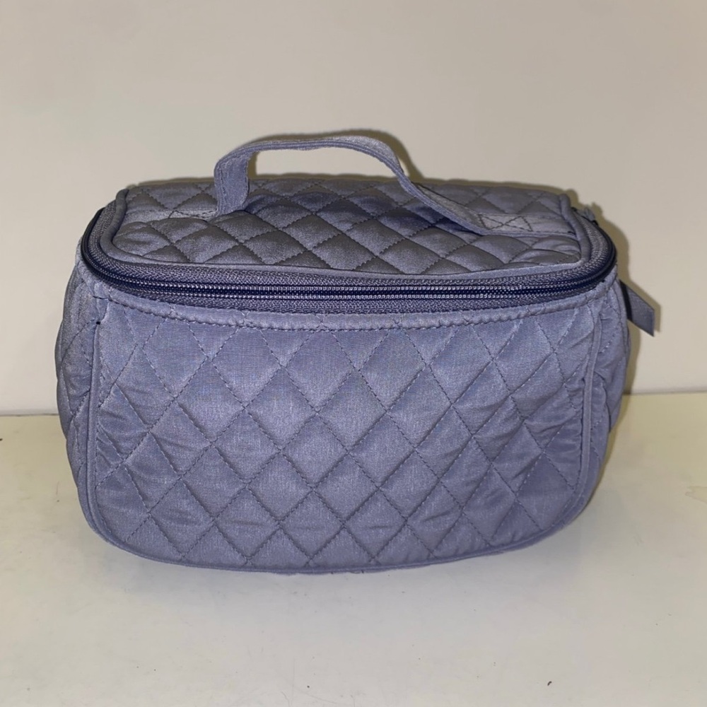 Vera Bradley Travel Cosmetic Case with Top Handle
Carbon Gray